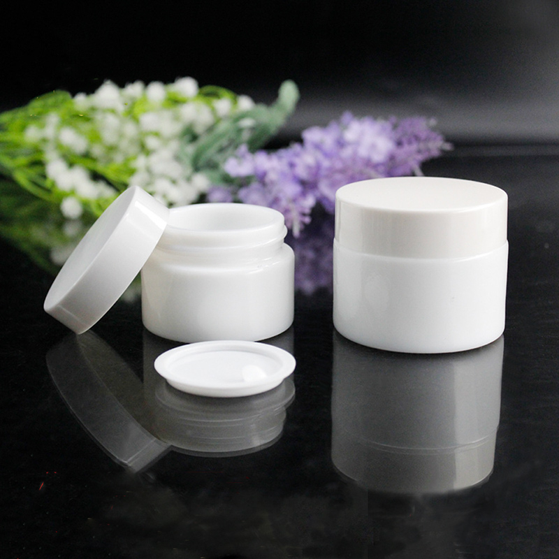 Bouteilles de crème en verre blanche sur mesure pour le cosmétique avec couvercle en verre